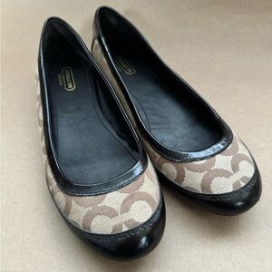 Coach True Ballet Flats in Brown and Khaki Signature Print. Size 8